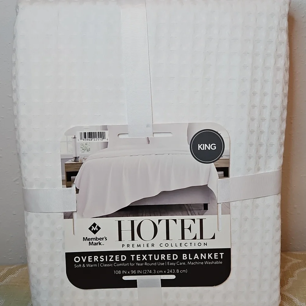 Member’s Mark Hotel Waffle Knit King Size White Blanket Coverlet Bedspread NWT